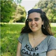 Laureata in pianoforte propone lezioni di pianoforte per introdurre i ragazzi o i bambini alla musica